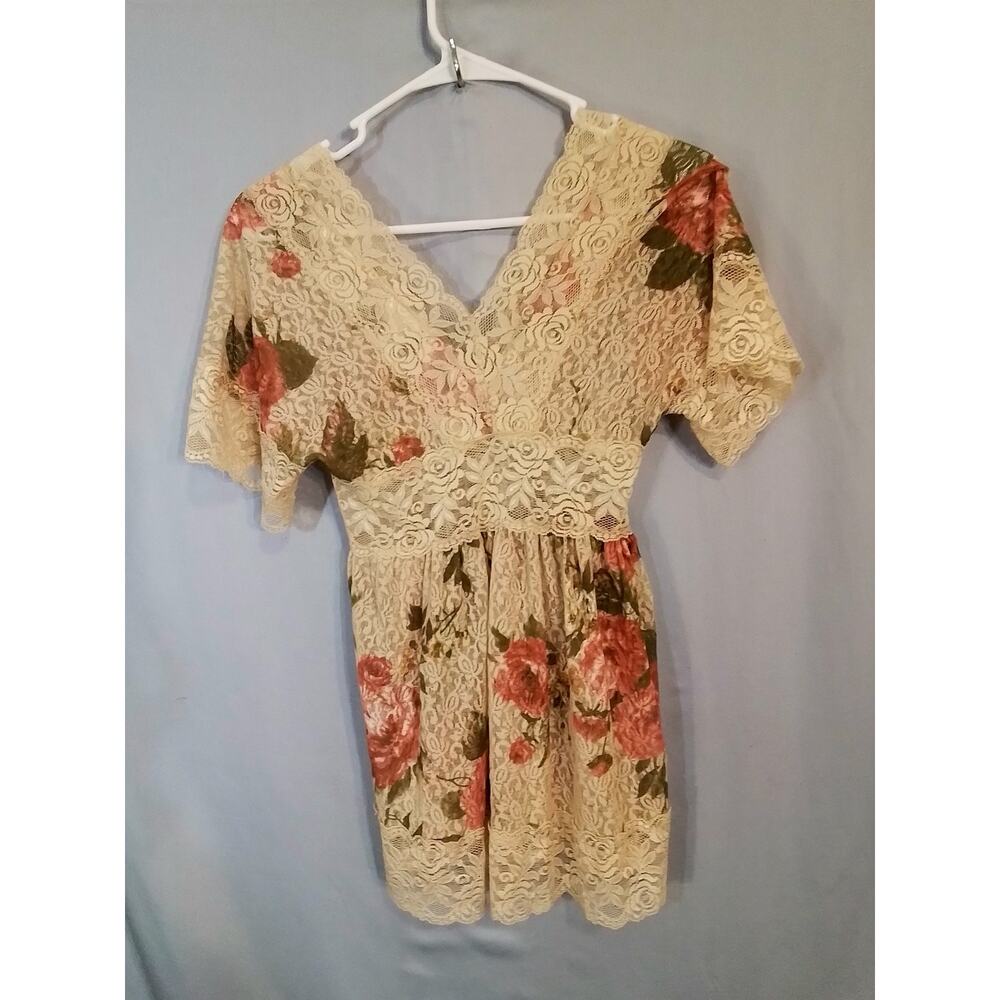 Pretty Good; Beige lace top with roses - Picture 5 of 8